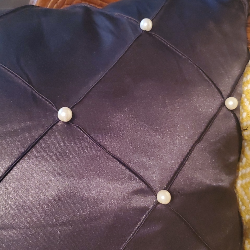 Decorative pillows - Picture 7 of 10
